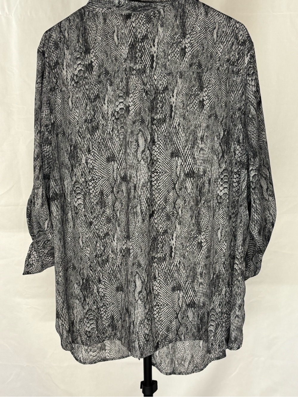 Torrid Black and Gray Snake Print Blouse Shirt Plus Size 3/4 Sleeves - Picture 2 of 3